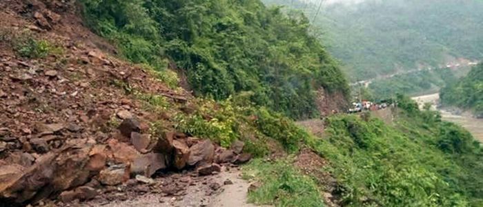 पहिराले भीमफेदी-कुलेखानी सडक अवरुद्ध